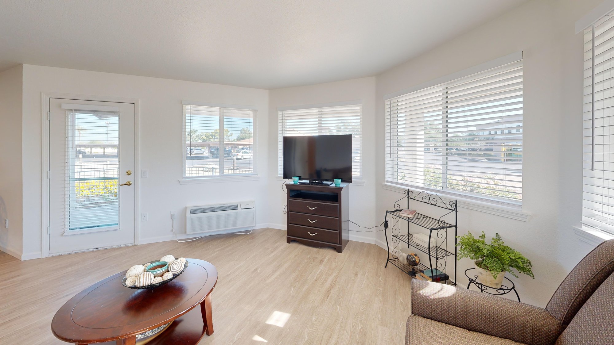 Vista-Del-Rio-IL-2-bed-901-sqft-Living-Room 2-1