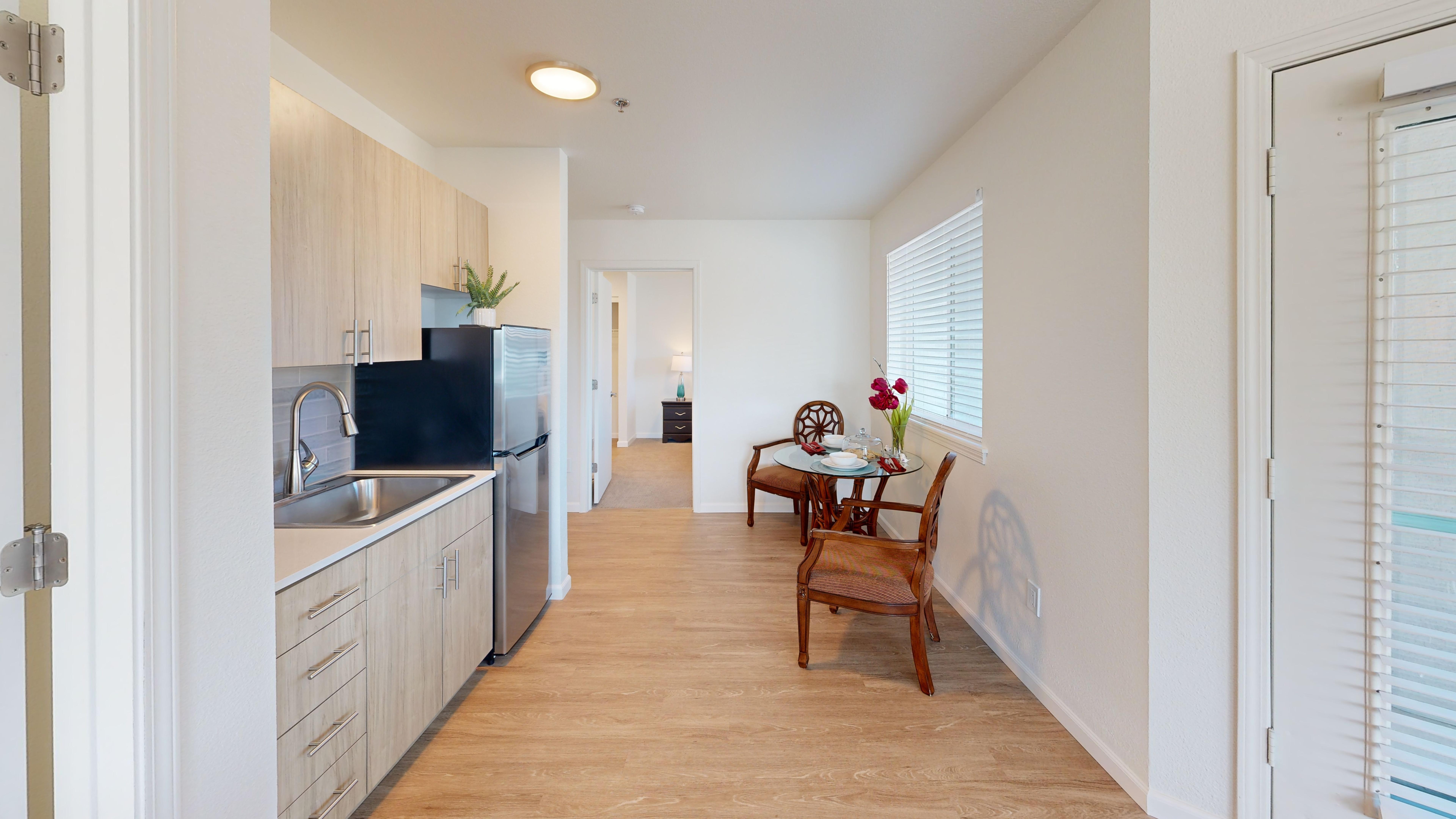 Vista-Del-Rio-IL-2-bed-901-sqft-Living-Room 1