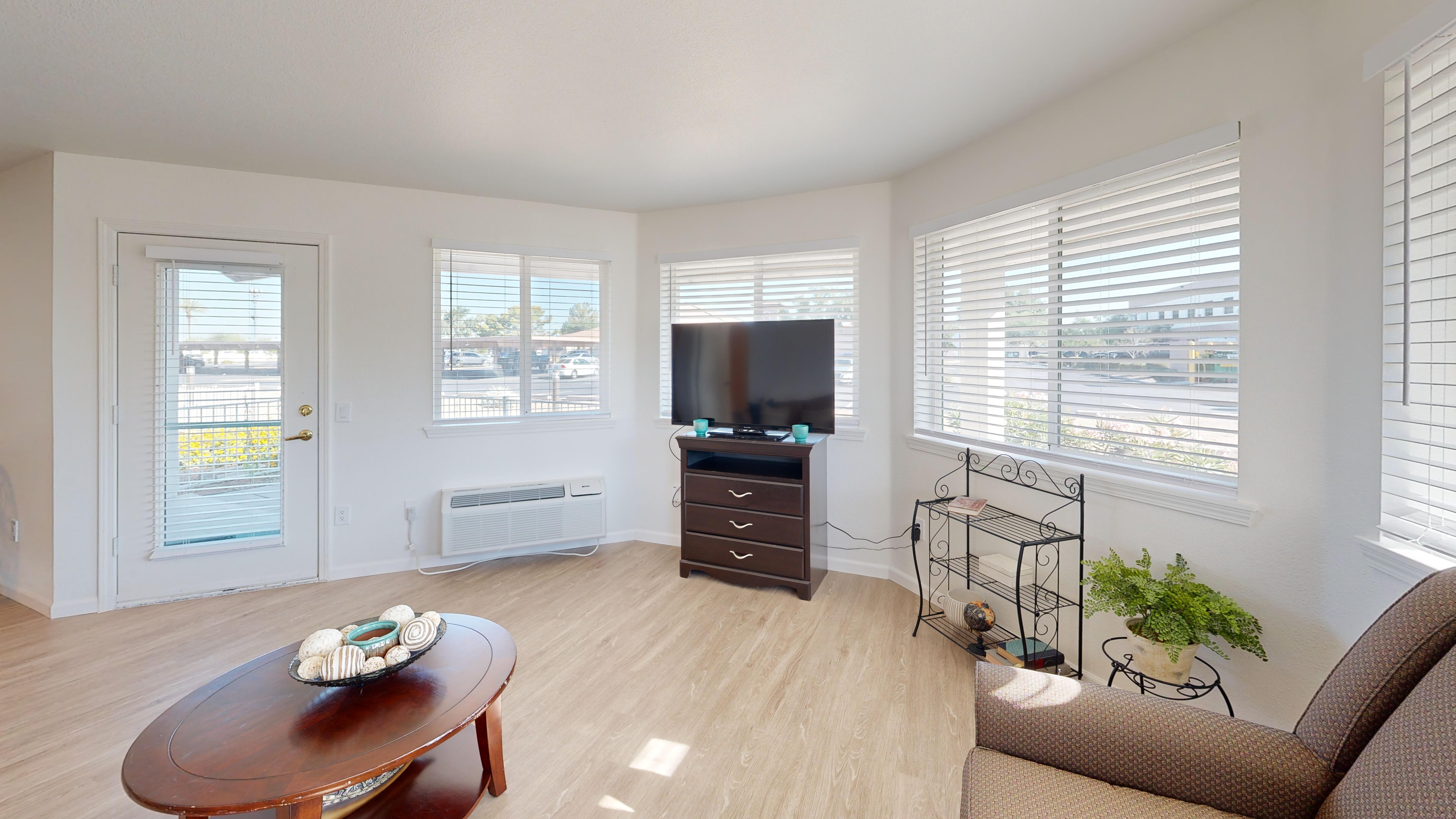 Vista-Del-Rio-IL-2-bed-901-sqft-Living-Room 2