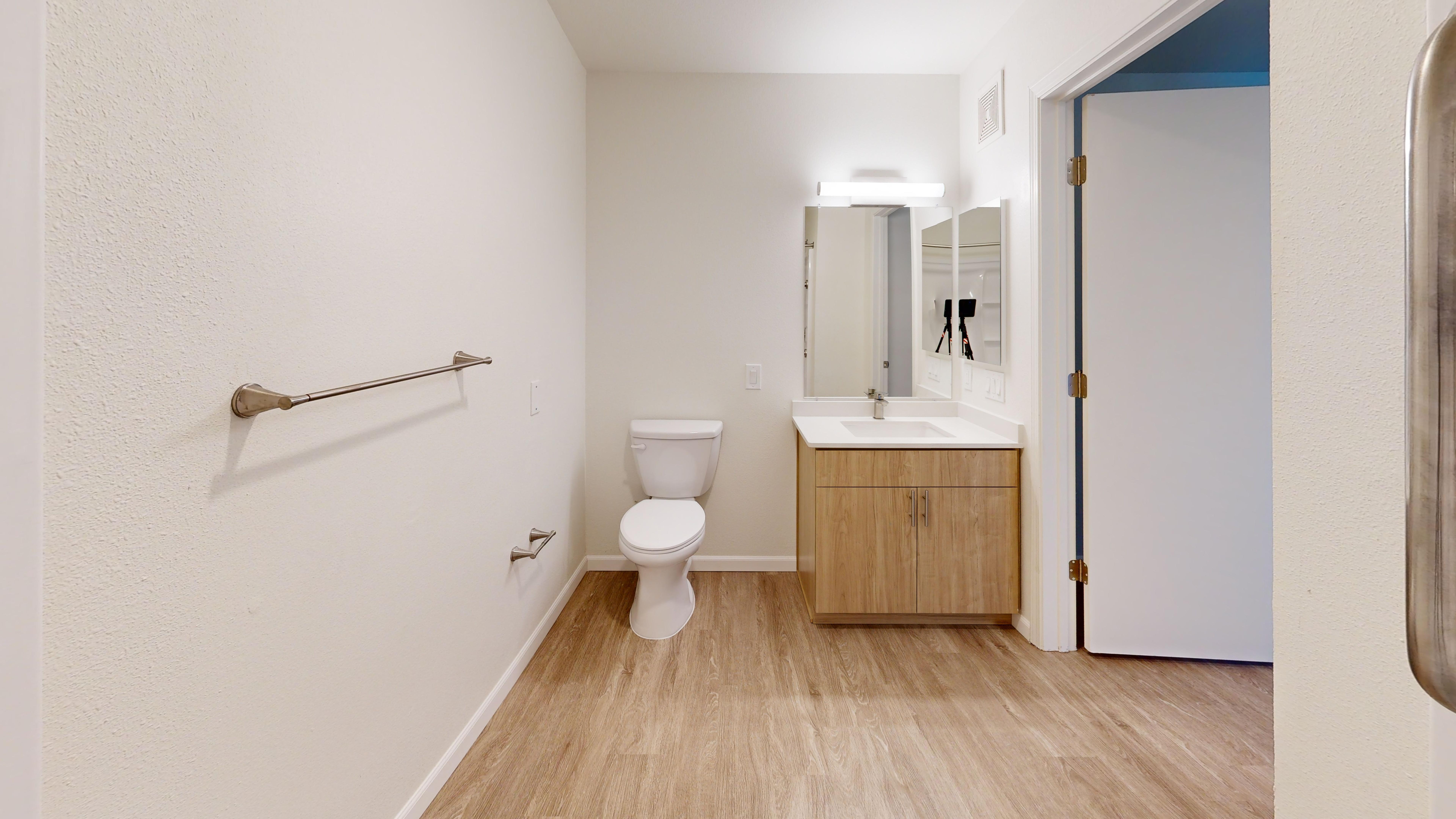 Vista-Del-Rio-IL-Studio-325-sqft-Bathroom