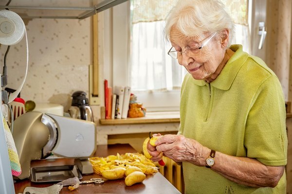 7 Ways Independent Living Combats Loneliness After 65